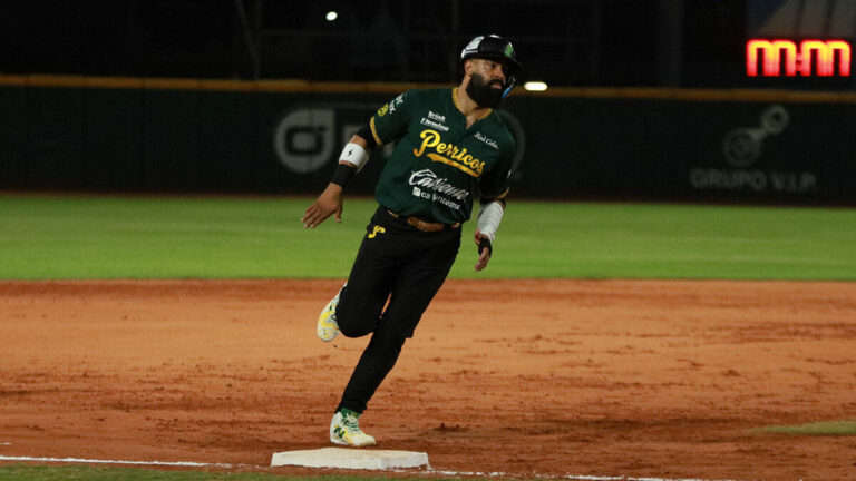Pericos de Puebla celebrando tras ganar el Juego 1 contra Olmecas de Tabasco
