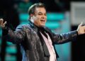 Juan Gabriel durante una actuación en el escenario.
