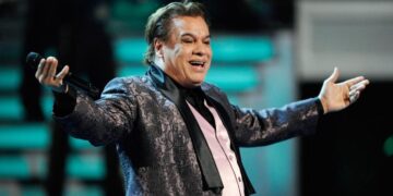 Juan Gabriel durante una actuación en el escenario.