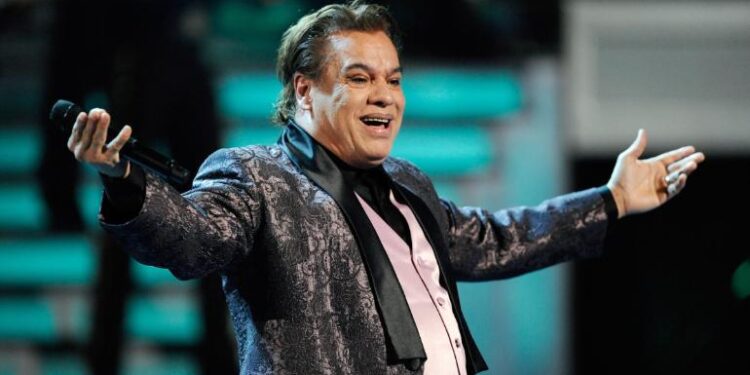 Juan Gabriel durante una actuación en el escenario.