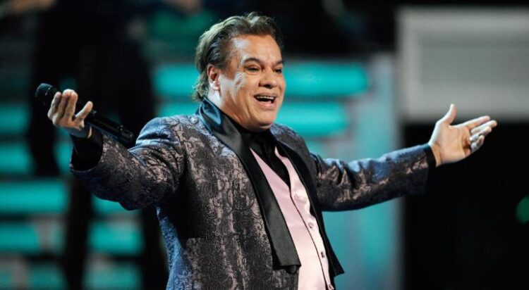 Juan Gabriel durante una actuación en el escenario.