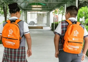 Estudiantes regresando a la escuela en Nuevo León