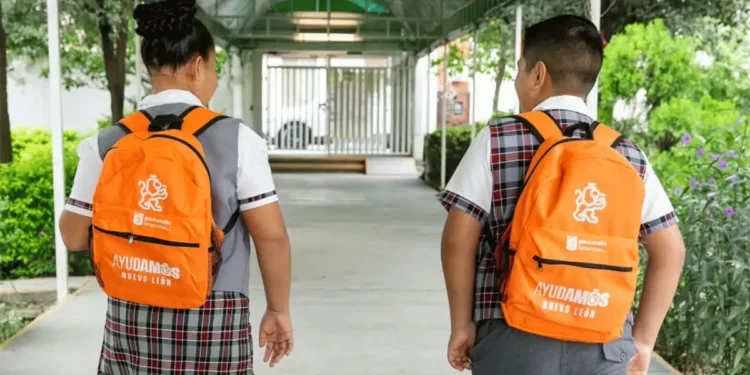 Estudiantes regresando a la escuela en Nuevo León