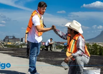 Samuel García supervisando trabajos de rehabilitación en escuelas de Topo Chico