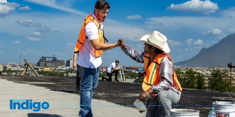 Samuel García supervisando trabajos de rehabilitación en escuelas de Topo Chico