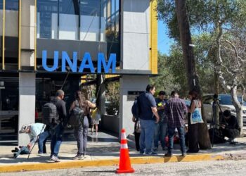Imagen de estudiantes realizando un examen de admisión