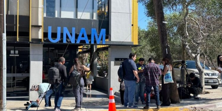 Imagen de estudiantes realizando un examen de admisión