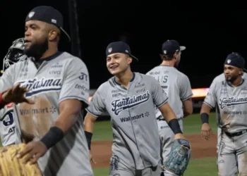 Sultanes de Monterrey celebrando la victoria contra Caliente de Durango en el estadio