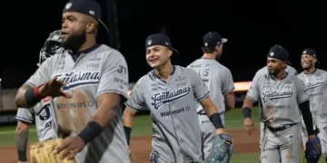 Sultanes de Monterrey celebrando la victoria contra Caliente de Durango en el estadio