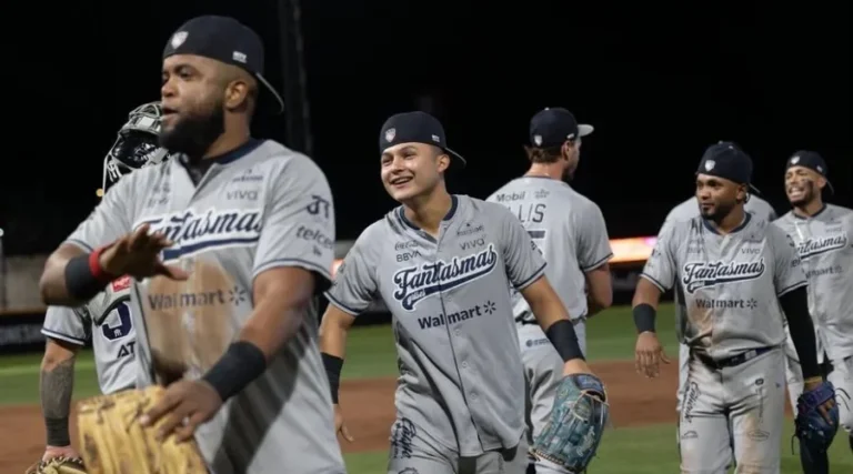 Sultanes de Monterrey celebrando la victoria contra Caliente de Durango en el estadio