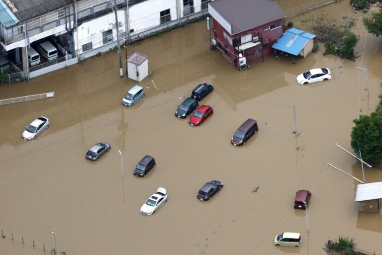 Inundaciones en Japón dejan cinco muertos y caos