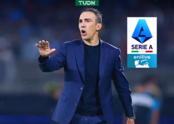 Joel Huiqui durante una conferencia como director técnico de Cruz Azul.