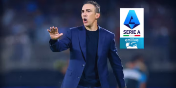 Joel Huiqui durante una conferencia como director técnico de Cruz Azul.