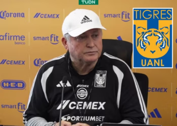 Víctor Manuel Vucetich siendo presentado como técnico interino de Tigres UANL