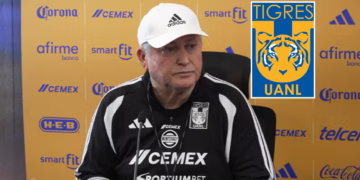 Víctor Manuel Vucetich siendo presentado como técnico interino de Tigres UANL