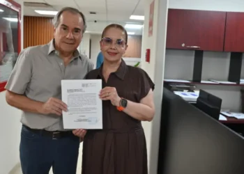 Sergio Pío Esquer Peiro durante una conferencia de prensa sobre la gubernatura interina en Sinaloa.