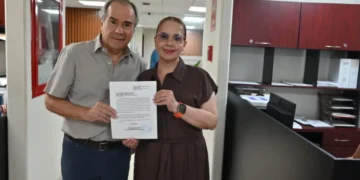 Sergio Pío Esquer Peiro durante una conferencia de prensa sobre la gubernatura interina en Sinaloa.