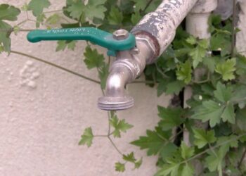Tubería de agua en mantenimiento en Apodaca