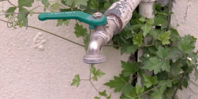 Tubería de agua en mantenimiento en Apodaca
