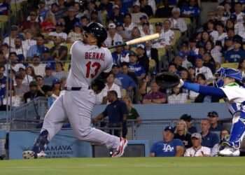 Leo Bernal celebra su primer jonrón en MLB