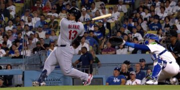Leo Bernal celebra su primer jonrón en MLB