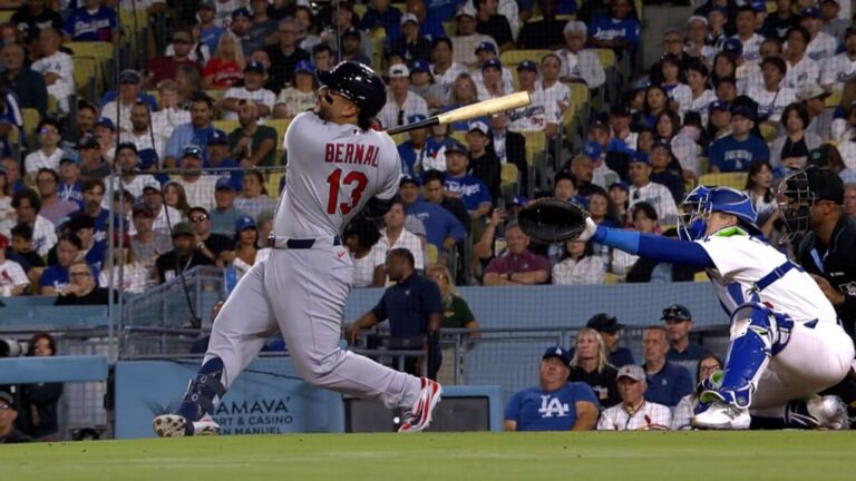 Leo Bernal celebra su primer jonrón en MLB