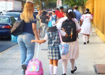 Alumnas y alumnos regresan a clases en Nuevo León