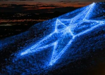 Estrella de El Paso iluminada de azul en homenaje a Karol G