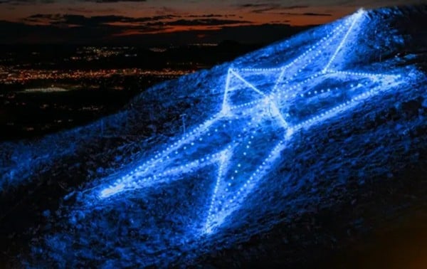 Estrella de El Paso iluminada de azul en homenaje a Karol G