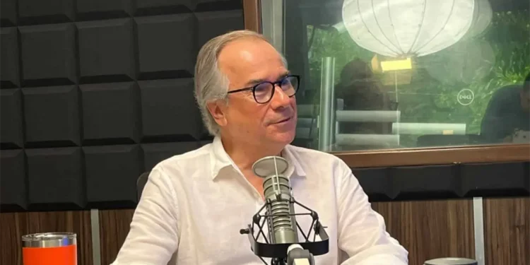 Sergio Pío Esquer Peiro durante una conferencia de prensa