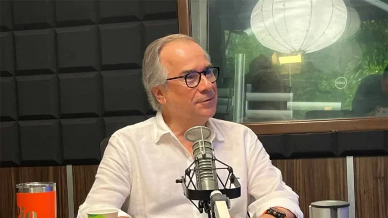 Sergio Pío Esquer Peiro durante una conferencia de prensa