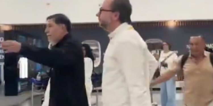 INCREPAN A NOROÑA EN EL AICM; RESPONDE TRAS REGRESAR DE NAYARIT