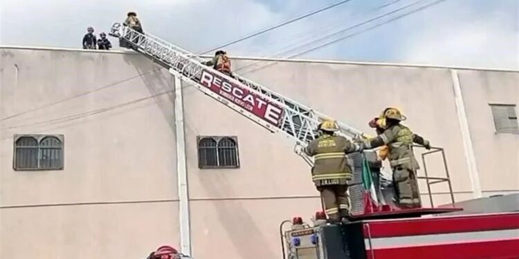 REPORTAN DESCARGA ELÉCTRICA A TRABAJADOR EN BODEGA DE MONTERREY