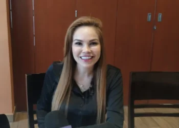 Paola Gárate Valenzuela en rueda de prensa en Guamúchil