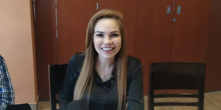 Paola Gárate Valenzuela en rueda de prensa en Guamúchil
