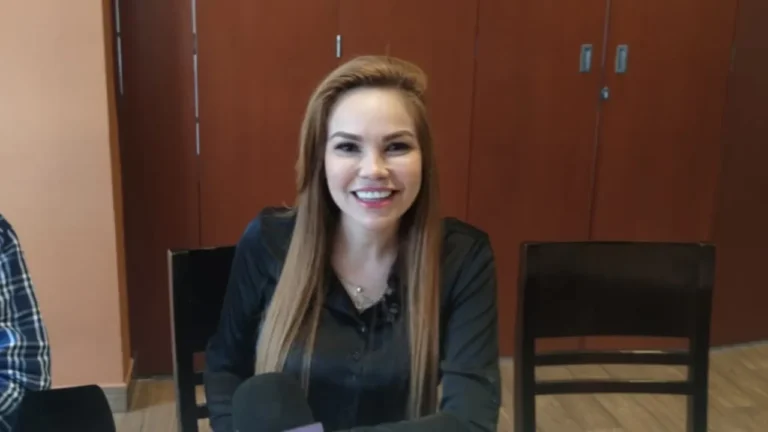 Paola Gárate Valenzuela en rueda de prensa en Guamúchil