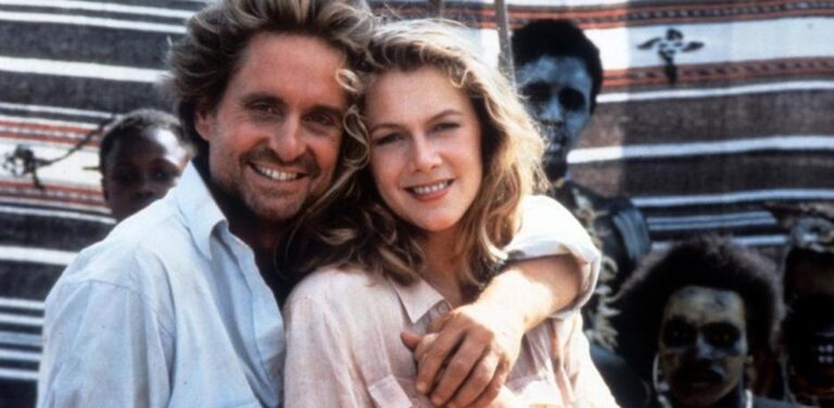 Michael Douglas dice que tuvo un romance con Kathleen Turner durante el rodaje de Tras el corazón verde
