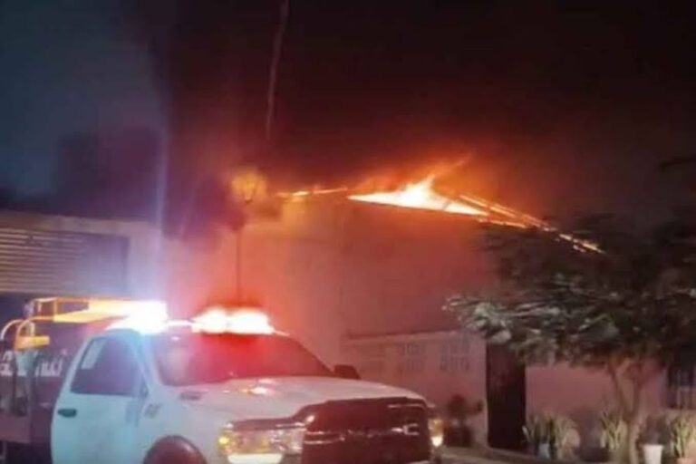 Incendio consume bodega en Valle Sur de Juárez; evacuan a cinco personas