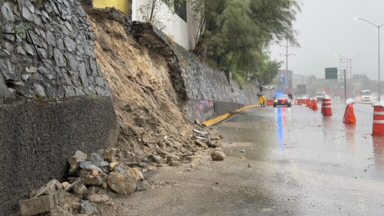 Dos carriles de Morones Prieto siguen cerrados por deslave; bache de casi un metro complica la circulación