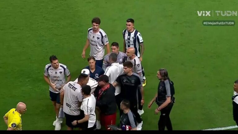 Mohamed baja de la tribuna y se encara con auxiliar de Monterrey durante amistoso en Houston