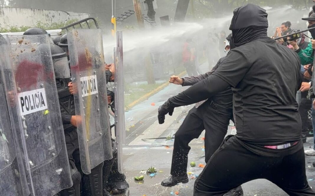 Marcha por el agua en Guadalajara llega a Casa Jalisco; hay enfrentamientos y 39 detenidos