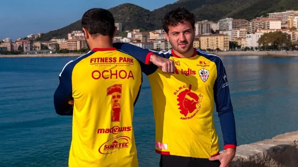 Ajaccio lanza camiseta de colección dedicada a Guillermo Ochoa, limitada a 116 unidades