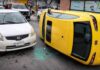 Vuelca un Seat Ibiza amarillo tras chocar contra dos autos en la colonia Jardines de San Rafael