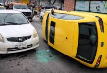Vuelca un Seat Ibiza amarillo tras chocar contra dos autos en la colonia Jardines de San Rafael