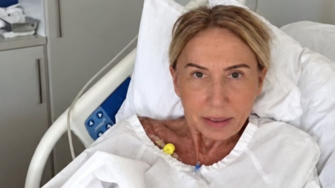 Laura Bozzo sigue hospitalizada en CDMX tras cirugía por una úlcera perforada; su estado de salud es «delicada pero estable»