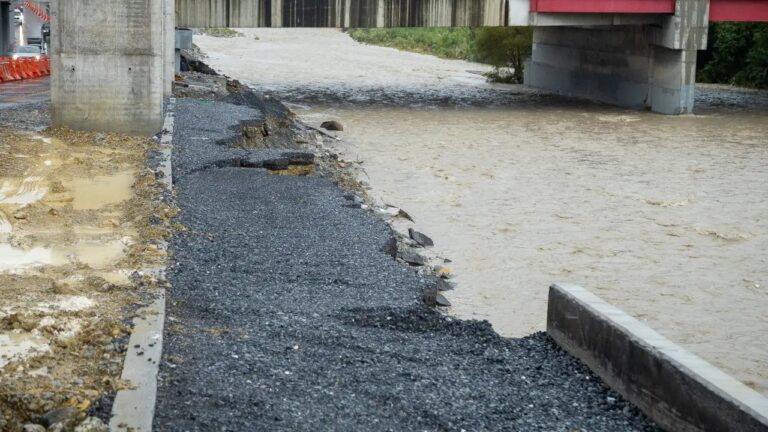 Deslave en tramo en construcción del Parque Lineal dejó talud expuesto bajo la Línea 4 en Monterrey