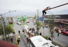 Rescatan a hombre en riesgo de lanzarse desde puente peatonal en García
