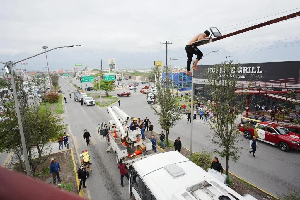 Rescatan a hombre en riesgo de lanzarse desde puente peatonal en García