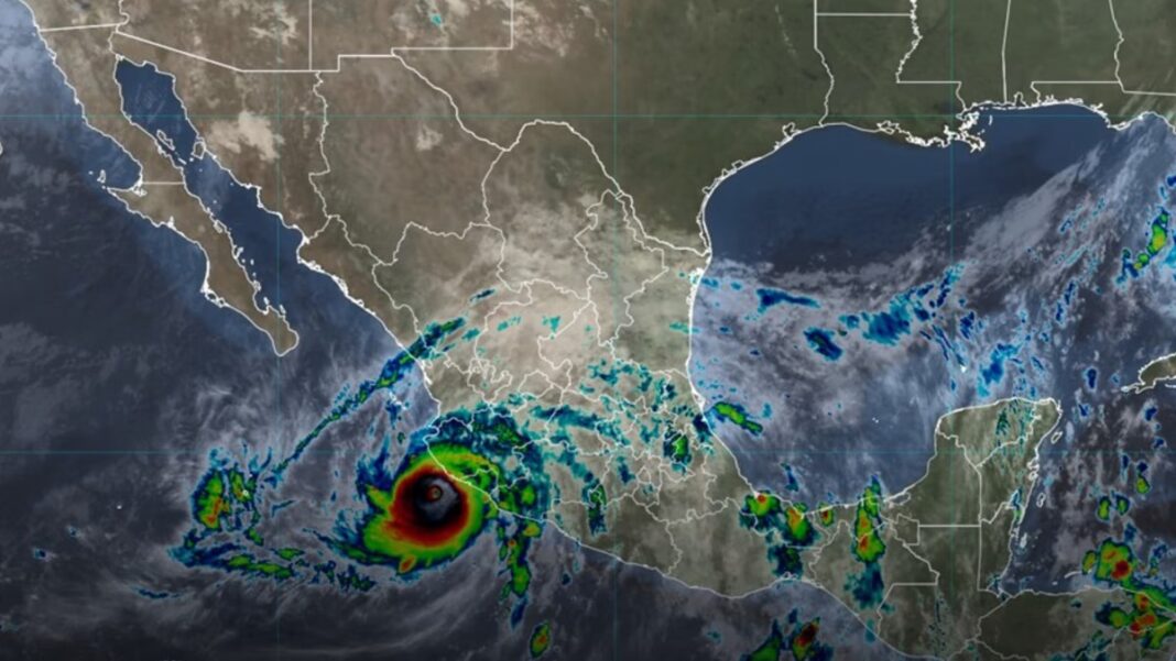 Huracán Simón, categoría 4, se mantiene frente a la costa centro‑occidente; prevén lluvias torrenciales en Jalisco y Colima